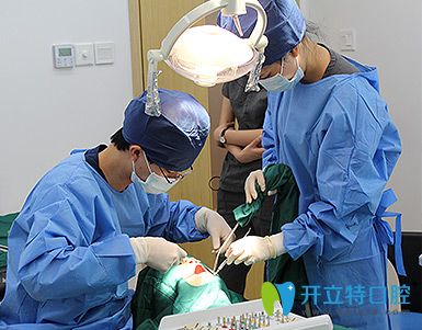 康醫(yī)生正在為患者進行種植牙手術