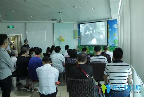 觀眾聚精會(huì)神的觀看種植牙直播