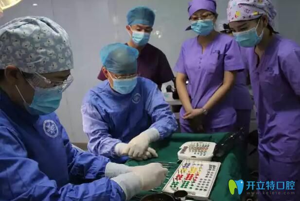 周文清院長的種植手術(shù)團(tuán)隊(duì)