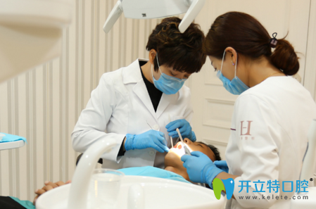 陳庭威主任進行牙齒手術中