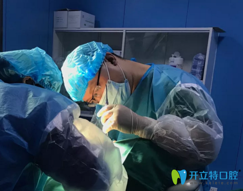 胡祥醫(yī)生進(jìn)行牙齒種植手術(shù)中 胡祥醫(yī)生進(jìn)行牙齒種植手術(shù)中