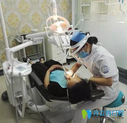 顧客在揚(yáng)州菲特口腔做噴砂潔牙 顧客在揚(yáng)州菲特口腔做噴砂潔牙