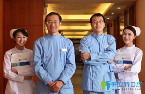 付冬院長(zhǎng)與醫(yī)護(hù)人員在一起 付冬院長(zhǎng)與醫(yī)護(hù)人員在一起