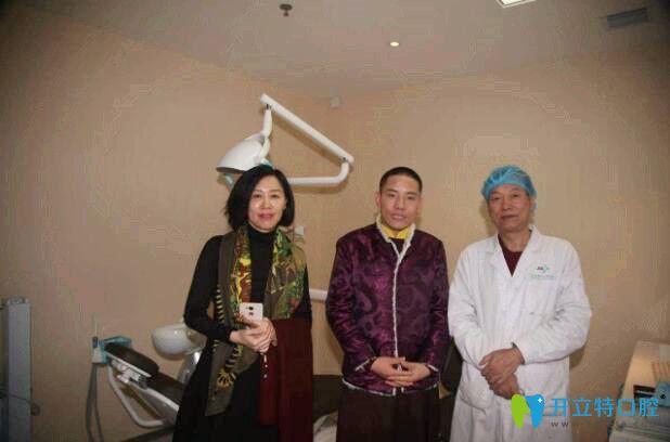 張全祿副院長(zhǎng)與西藏活佛合影