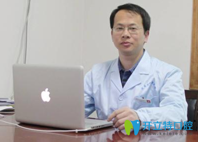 工作中的周弘博士