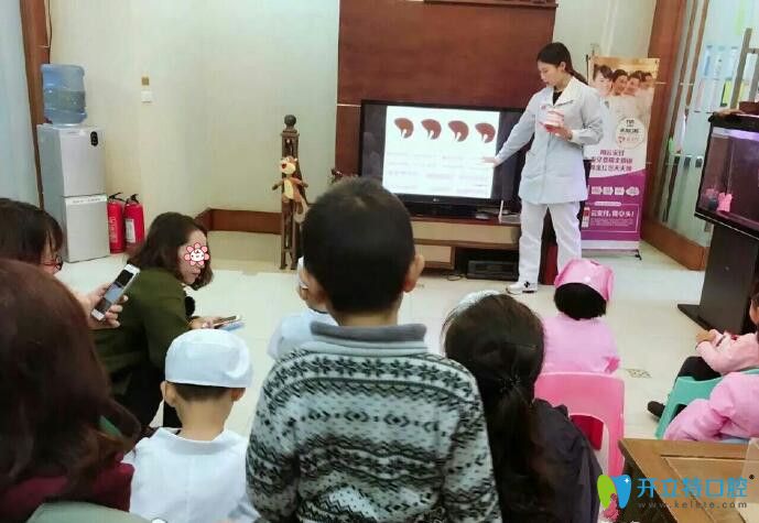 馬秀瑩醫(yī)師為兒童及家長培訓(xùn)口腔知識(shí)