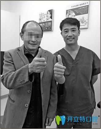 王中杰與患者合影留念 王中杰與患者合影留念