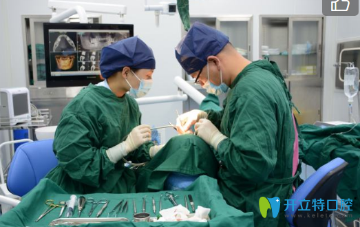 工作中的李紹軍院長