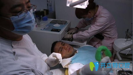 于鵬醫(yī)生正在進(jìn)行種植牙手術(shù) 于鵬醫(yī)生正在進(jìn)行種植牙手術(shù)