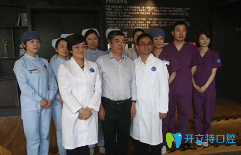 梁娜學(xué)習(xí)后和醫(yī)生合影 梁娜學(xué)習(xí)后和醫(yī)生合影