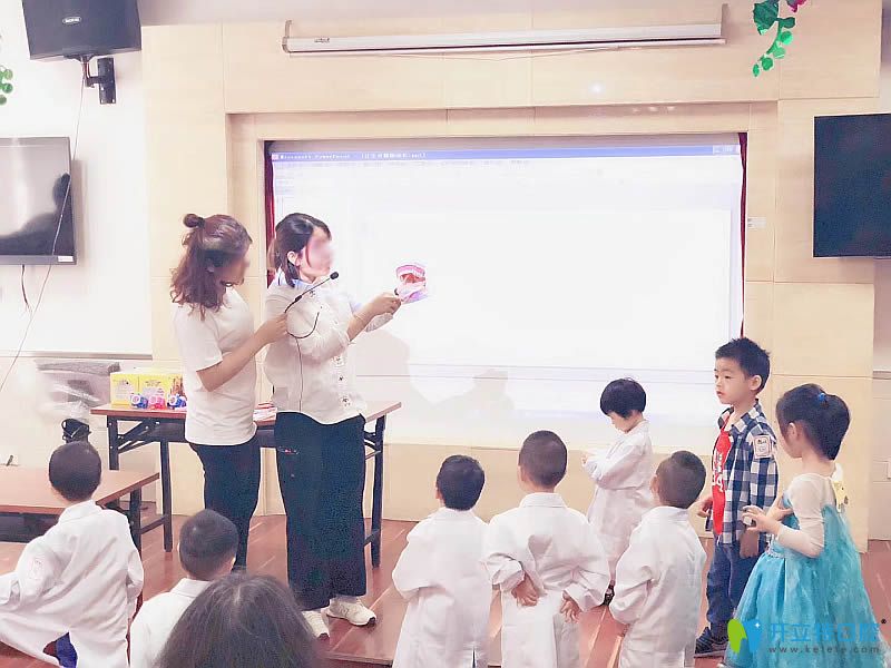 張曄舉辦兒童愛牙護(hù)齒活動(dòng)現(xiàn)場(chǎng)圖