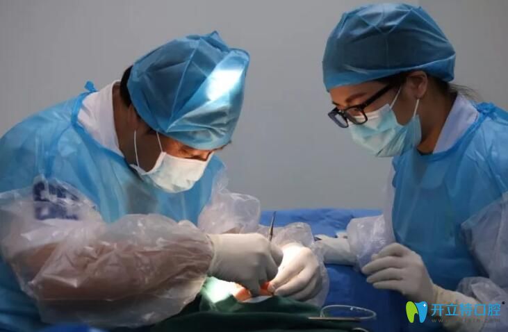 患者種牙心切，張尚堅(jiān)院長(zhǎng)加班親種