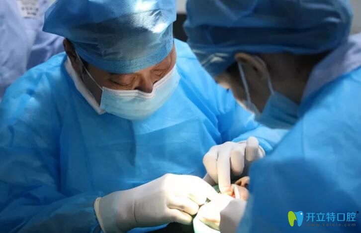 張尚堅(jiān)在為顧客做手術(shù)