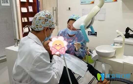 鮑立峰院長(zhǎng)為陳叔治療牙周炎