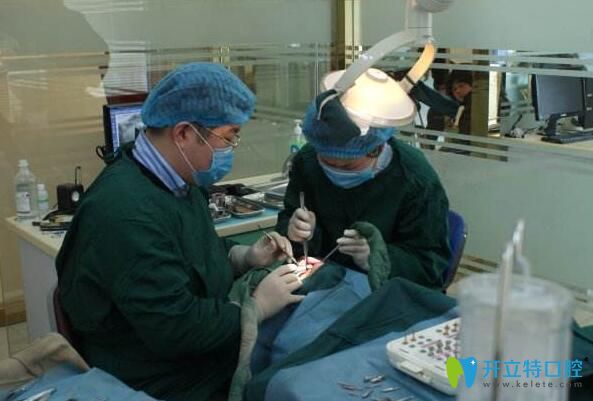 泉州維樂口腔黃清嬌醫(yī)生在做牙齒治療