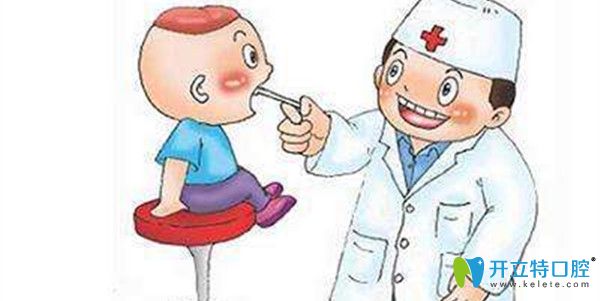醫(yī)生為寶寶檢查口腔問題