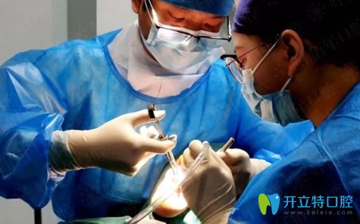 周勇總監(jiān)在粵港數(shù)字化種植大會現(xiàn)場直播種牙過程