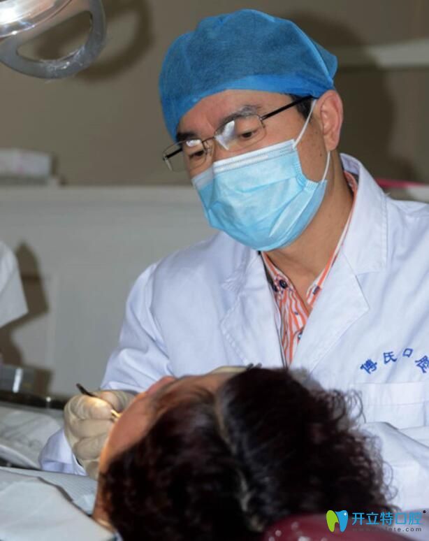 傅恭悌院長(zhǎng)正在為顧客做治療