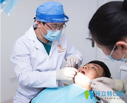 薛醫(yī)生正在為顧客進行種植牙 薛醫(yī)生正在為顧客進行種植牙