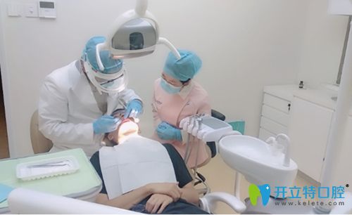 黃振文醫(yī)生臨床工作照 黃振文醫(yī)生臨床工作照