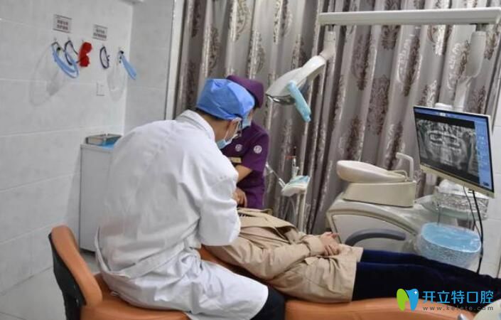 周少云在為顧客做牙齒矯正前檢查 周少云在為顧客做牙齒矯正前檢查