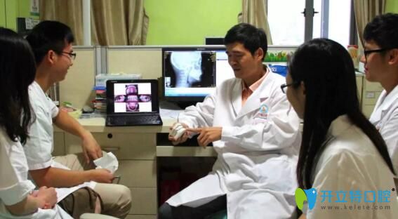 周少云主任在為學生講解牙齒矯正相關知識 周少云主任在為學生講解牙齒矯正相關知識