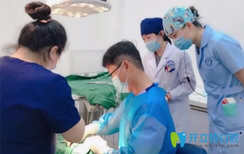 煙臺姜信模醫(yī)生在口腔治療中 煙臺姜信模醫(yī)生在口腔治療中