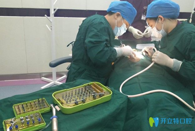 <!--<i data=20240703-sp></i>-->口腔周魁偉工作中照片