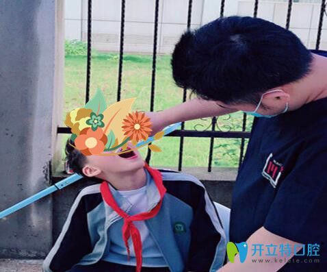 南昌維樂口腔鄭韻哲醫(yī)生在義診中