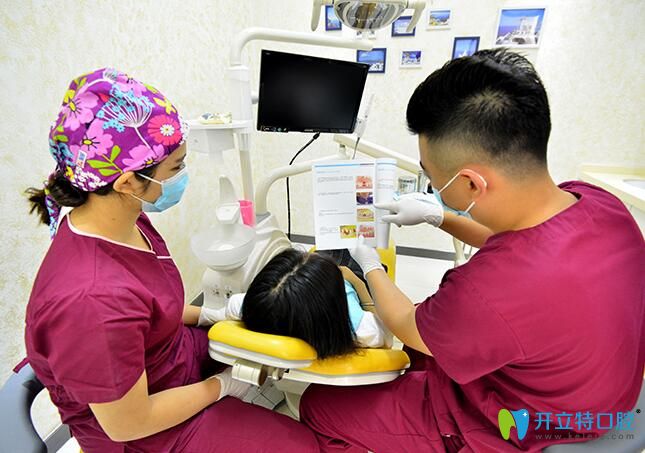 深圳佳樂(lè)口腔醫(yī)生在治療中