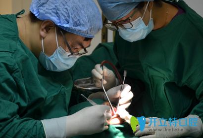廣州柏德口腔正在做微創(chuàng)種植牙手術(shù)圖 廣州柏德口腔正在做微創(chuàng)種植牙手術(shù)圖