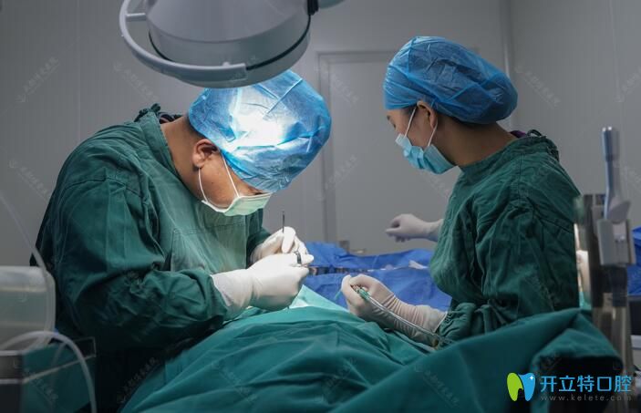 直播博愛(ài)口腔余國(guó)慶即刻種植牙手術(shù)過(guò)程