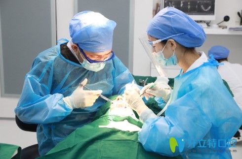 海德堡聯(lián)合口腔醫(yī)院徐齊富正在做種植手術(shù)