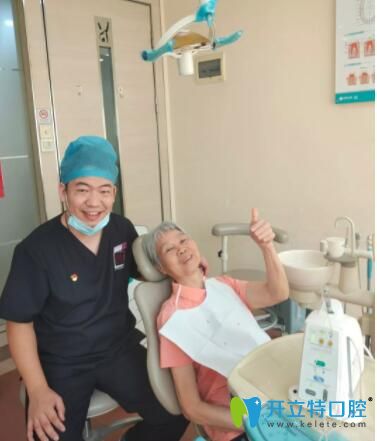 張廣釗為患者做疑難拔牙手術(shù)