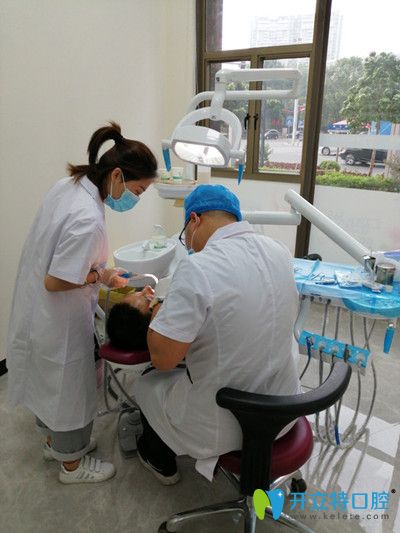 口腔醫(yī)生細致耐心的為顧客就診