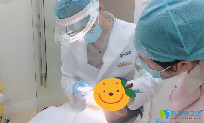 一牙口腔醫(yī)生正在給老公的牙齒做檢查