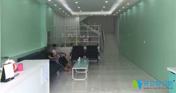 前臺與休息區(qū)寬敞明亮