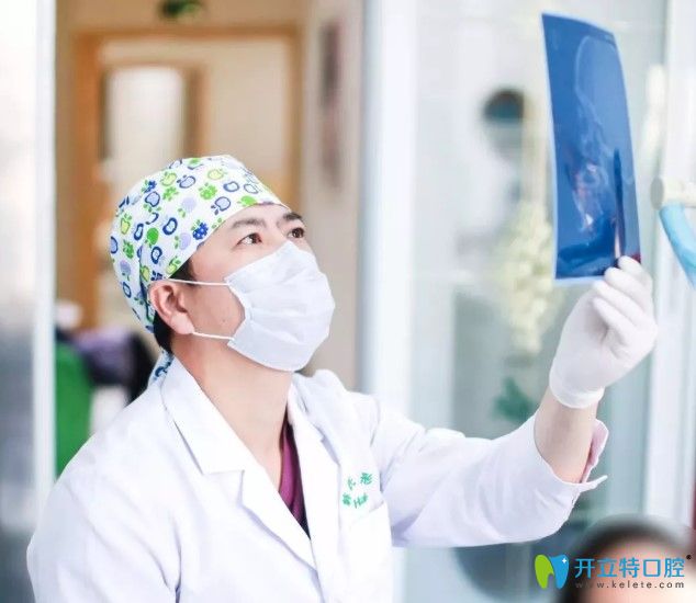 趙炳澳醫(yī)生在看牙片 趙炳澳醫(yī)生在看牙片