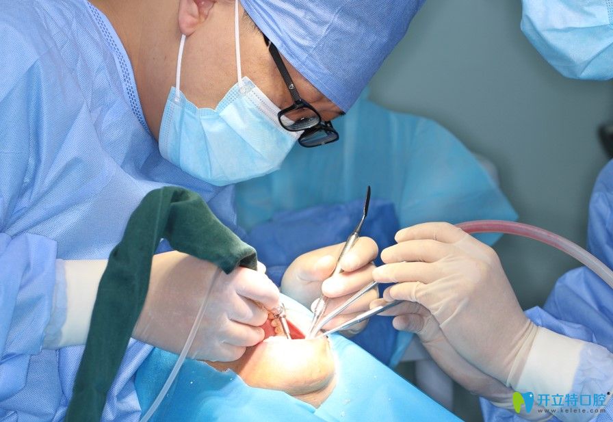 張力院長正在為顧客做種植牙手術(shù)