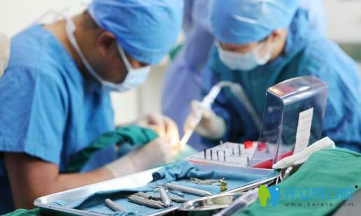 醫(yī)生在為顧客進(jìn)行手術(shù)