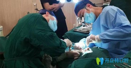 黃慶巍醫(yī)生為顧客做種植手術(shù)
