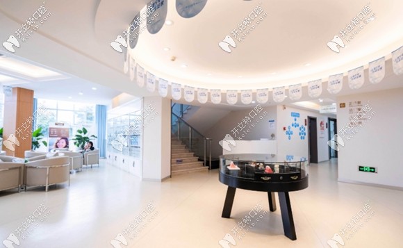 給我矯正牙齒醫(yī)院的大廳環(huán)境 給我矯正牙齒醫(yī)院的大廳環(huán)境