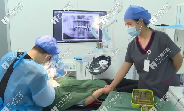 爺爺做種植牙手術(shù)照片