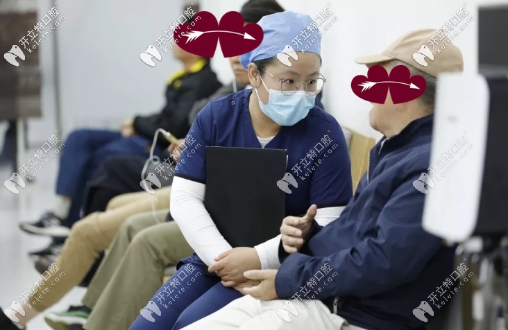 爺爺與醫(yī)護(hù)小姐姐交談中