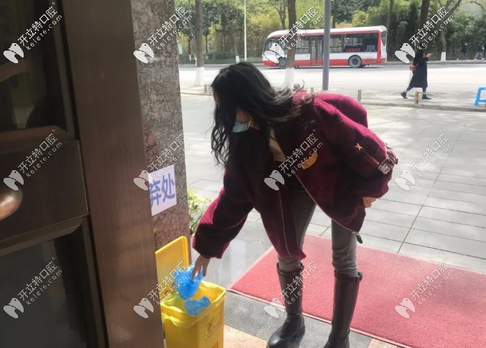 專門丟鞋套的垃圾桶