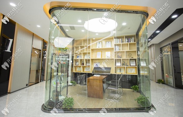 恒愿齒科所獲榮譽(yù)資質(zhì)證書擺放墻