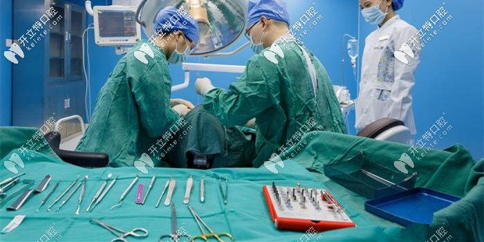 醫(yī)生為顧客進(jìn)行種植手術(shù)