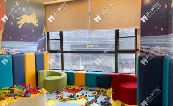 顏色鮮艷的兒童娛樂區(qū) 顏色鮮艷的兒童娛樂區(qū)