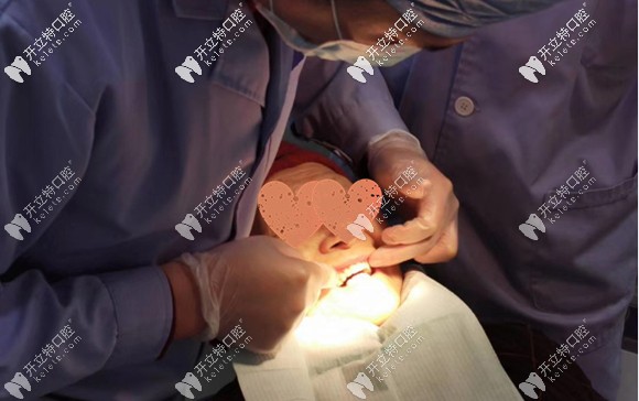 鄭淑敏院長為顧客做種植牙修復(fù)圖