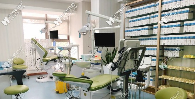 門診眾多牙模的一角